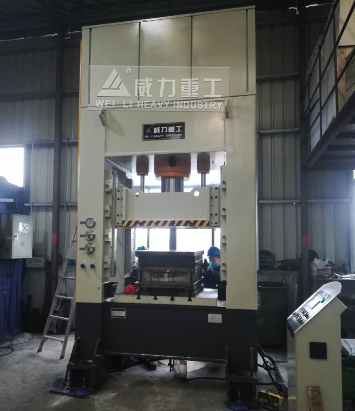 200噸框架式液壓機(jī)客戶(hù)現(xiàn)場(chǎng)展示